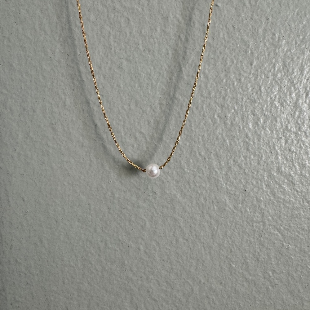 Necklace with pearl